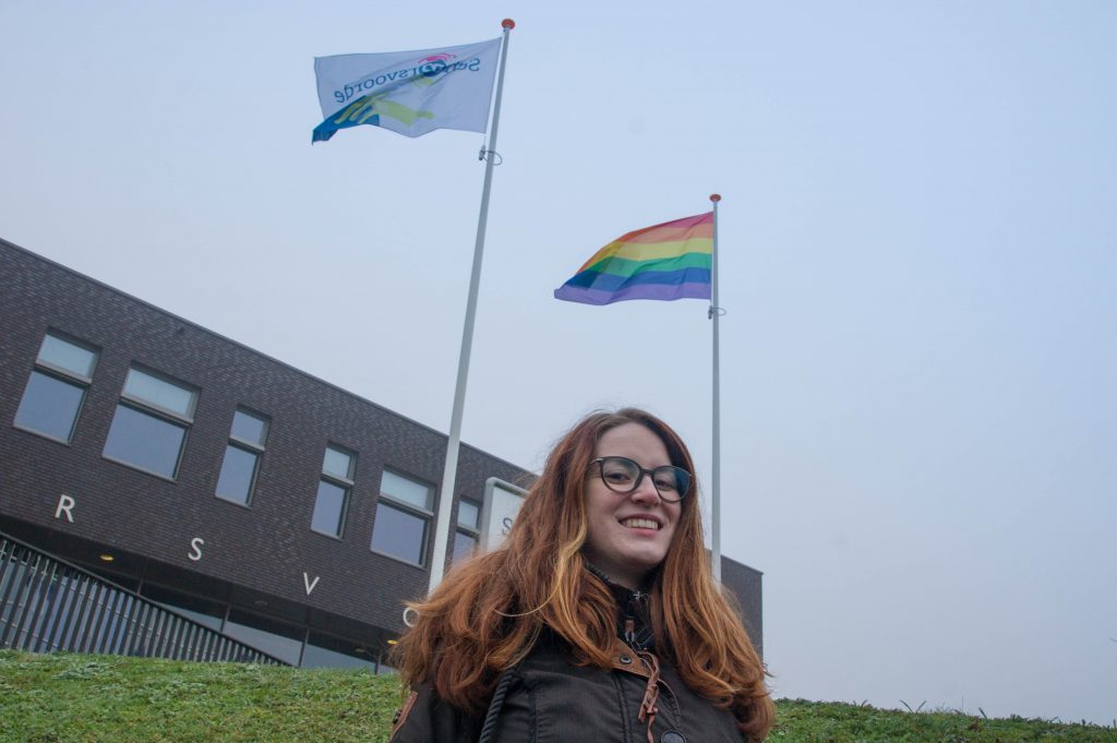 D66 raadslid Gerloeske Nijland-Brezet nam het initiatief voor de gemeentelijke regenboogvlag