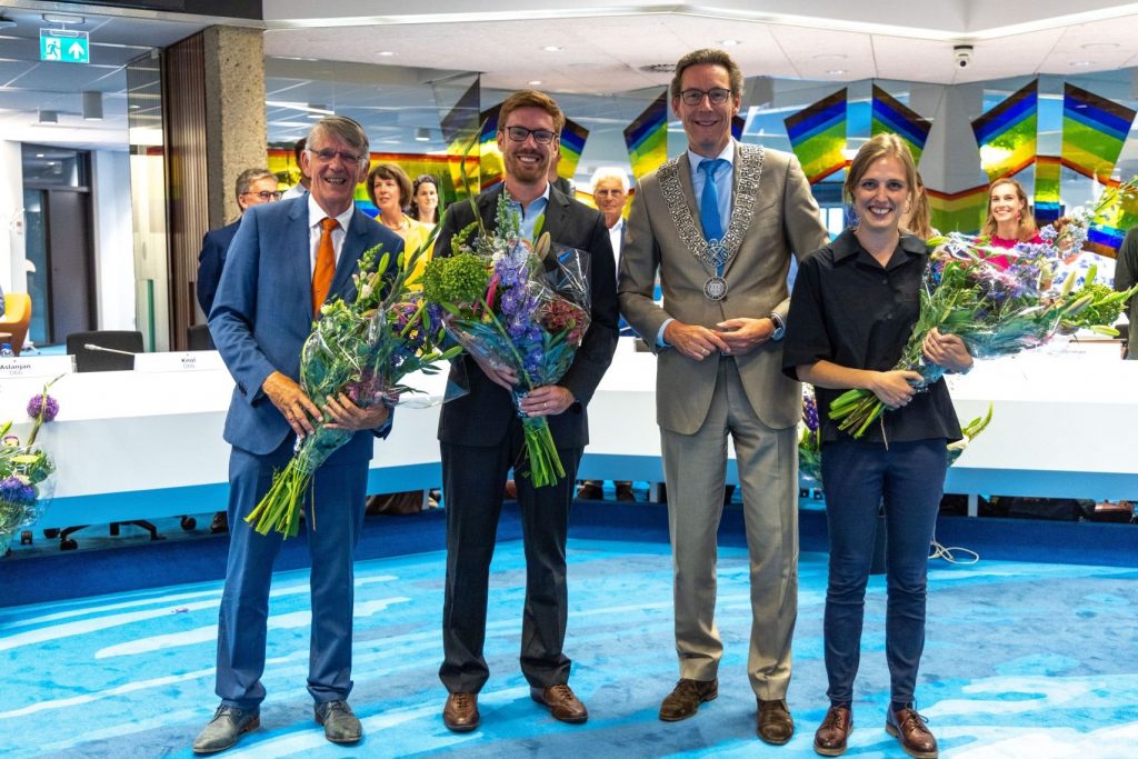 vlnr Victor Frequin (VVD), Maarten de Haan (D66) en Rosalie Bouwman (PvdA) met burgemeester Tjapko Poppens.