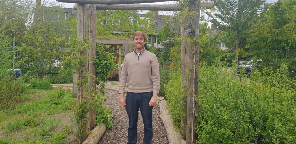 Maarten de Haan met klimaattuin Amstelveen op achtergrond