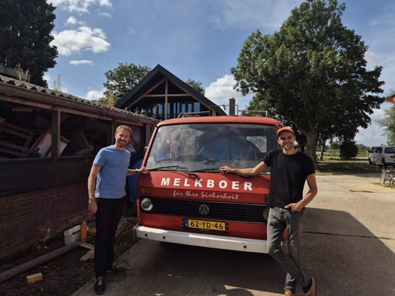 Maarten de Haan van D66 met Marten Verdenius oprichter van MOMA
