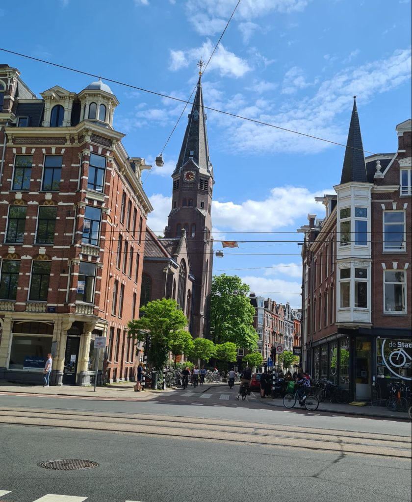 Foto van de Oranjekerk in de Tweede van der Helststraat gemaakt vanaf de Ceintuurbaan