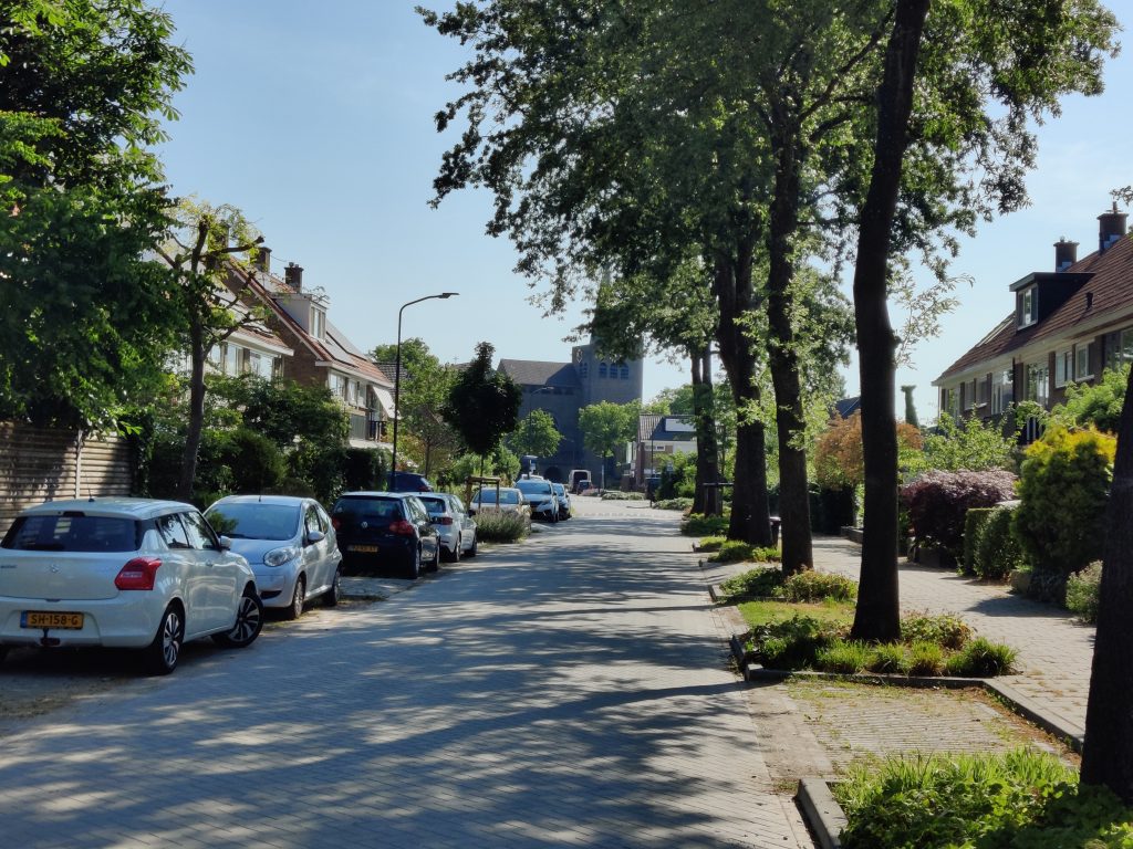 Zuster Spinhovenlaan in de Engboogerd in Bunnik. Op de achtergrond de Barbarakerk.