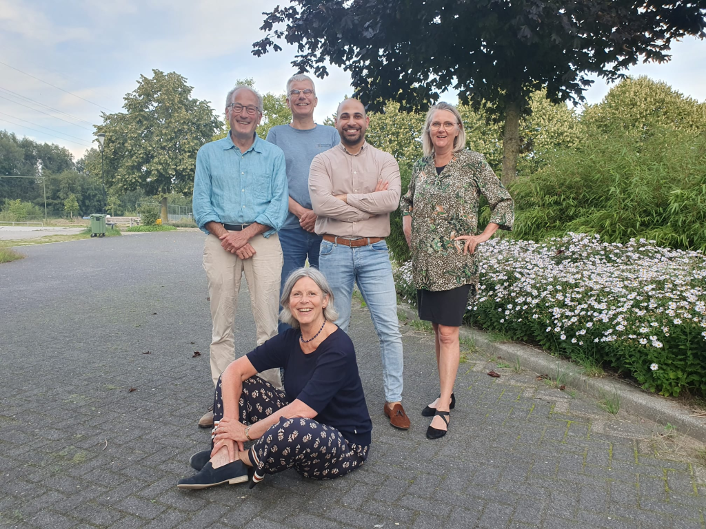 D66-fractie met Winny zittend op de voorgrond, en Ralph, Klaas, Ammar en Inge op de achtergrond.