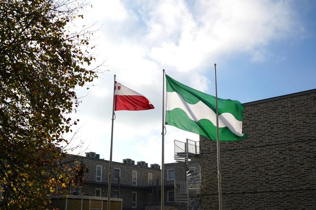 De vlaggen van de provincie Utrecht en gemeente Bunnik hangen voor het gemeentehuis.