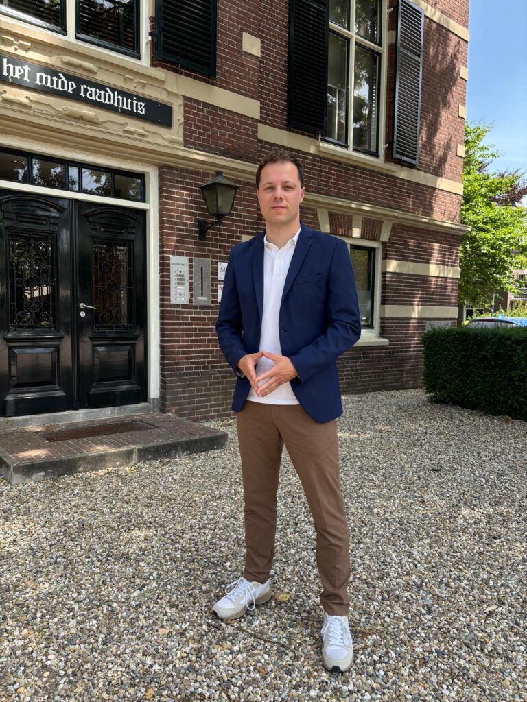 Onno James voor het oude raadhuis in Bunnik