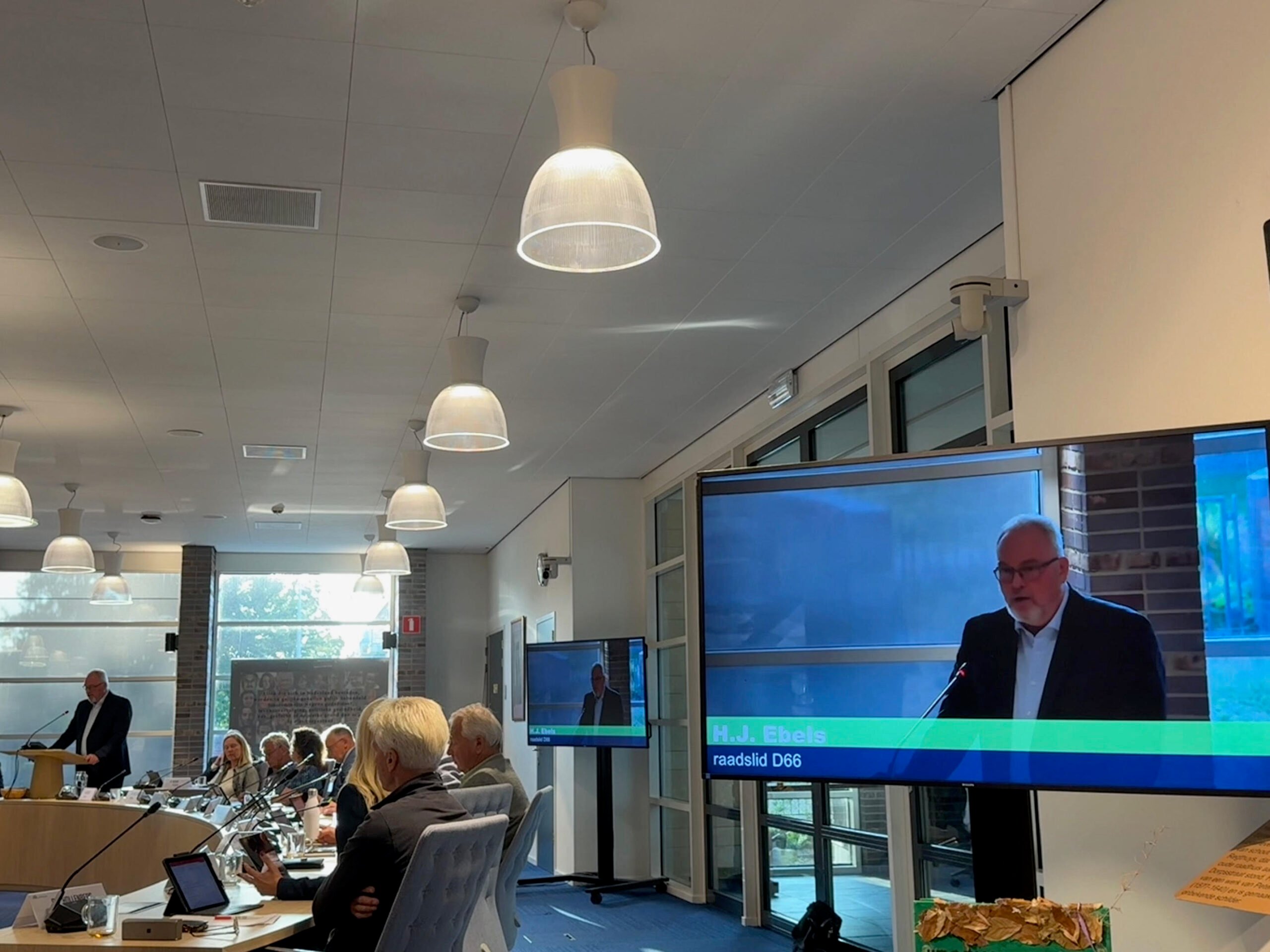 Harold Ebels spreekt de tekst uit van de algemene beschouwingen bij de kadernota voor 2026 in de raadszaal van Castricum.