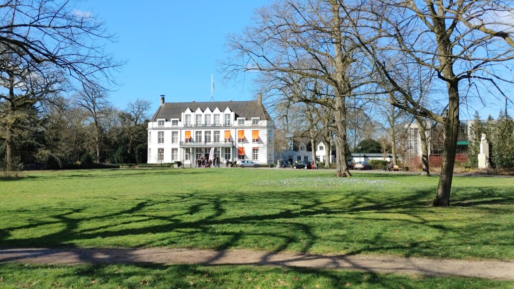 Het gemeentehuis in de Bilt op een zonnige dag