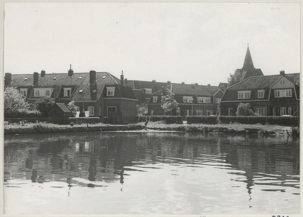 Het haventje dat is gedempt en waar de Werfstraat op aangelegd is. Bron: Dienst Openbare Werken Gemeente Haarlem, afdeling Monumentenzorg