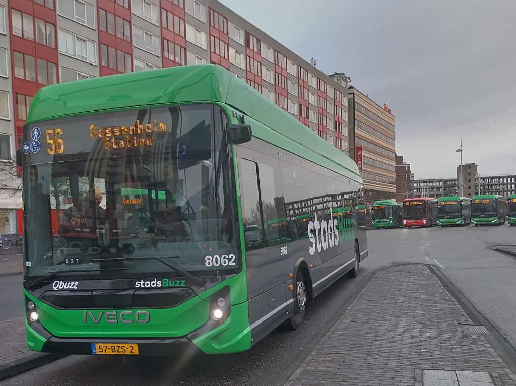 Een bus halteert op het busstation met in de achtergrond veel andere bussen