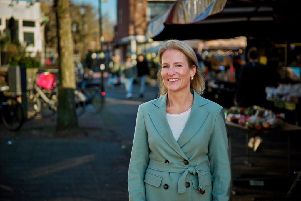 Mieke op marktplein Winkelhof met de donderdag markt.