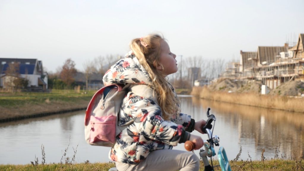 Sam fietst naar school