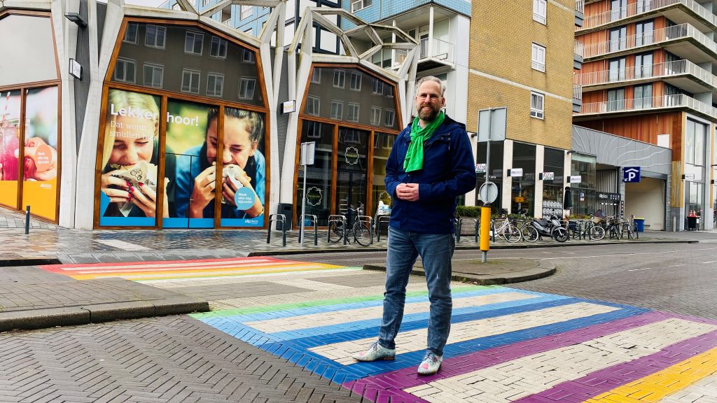 Tom Verhoeve op het regenboog zebrapad in Nieuwegein