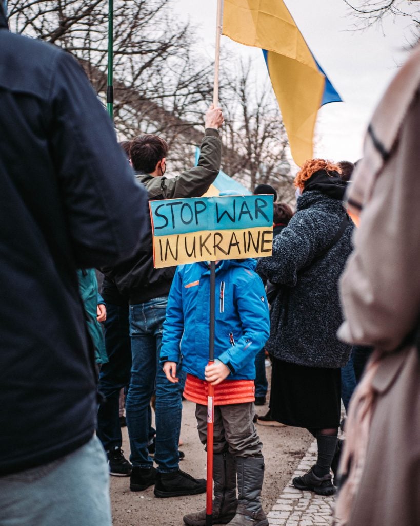 Een jong meisje dat protesteert tegen de oorlog in Oekraïne