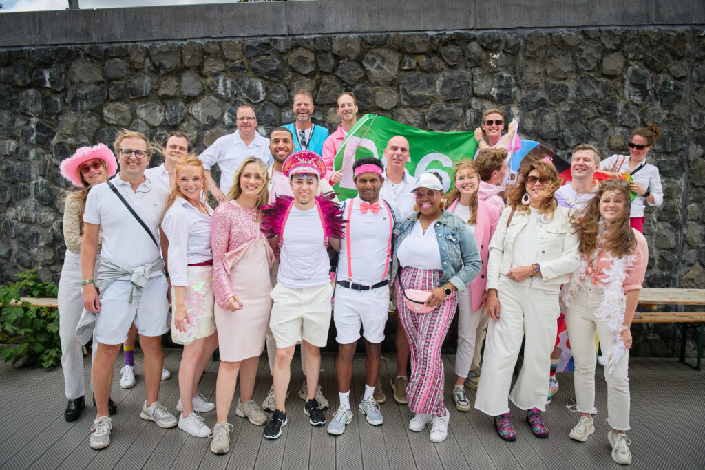 Groepsfoto van PRIDE66 voor de Canal Parade 2025 in Amsterdam