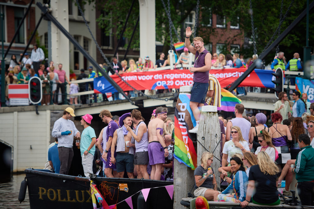 Jorian aan de gracht tijdens Canal Parade 2025.