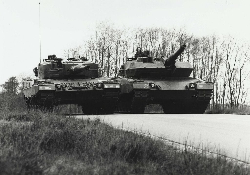 (1994) Een Leopard 2A4 (links) en een Leopard 2A5 (rechts) op het oefenterrein De Vlasakkers.