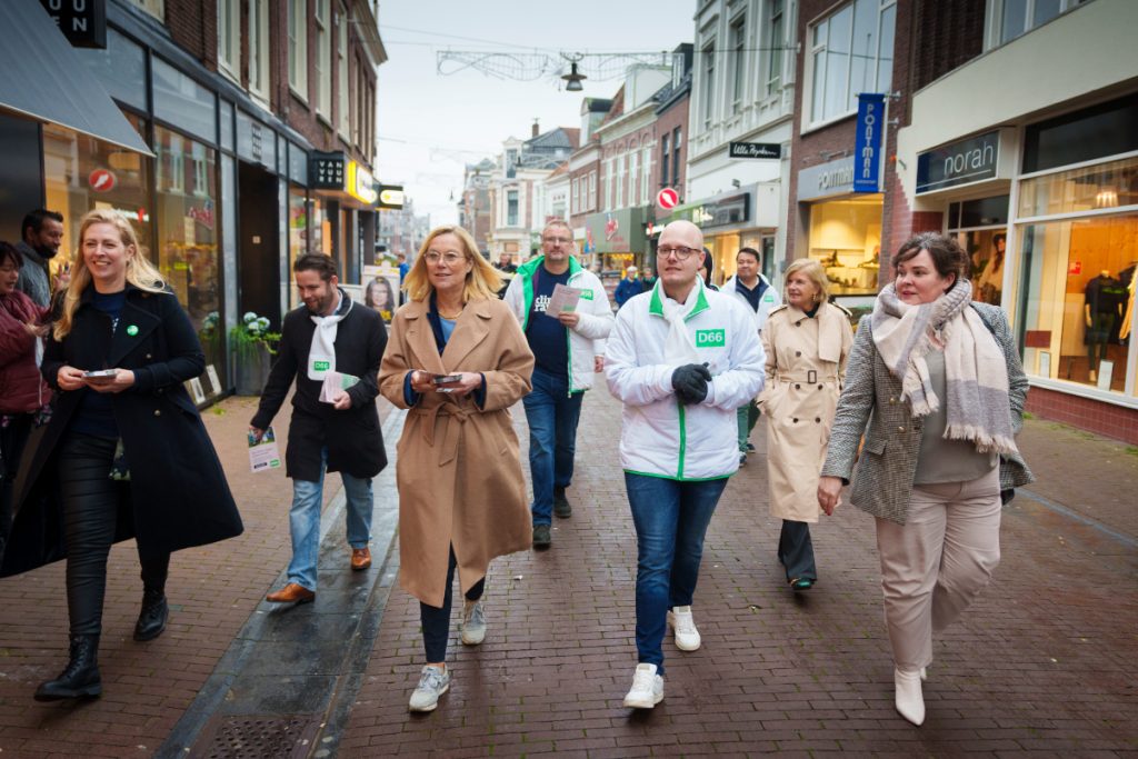 Sigrid Kaag met lokale D66'ers in de binnenstad van Purmerend