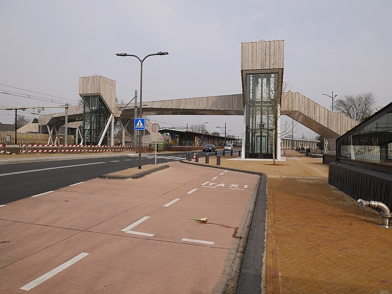 K+R en passerelle bij station Dieren