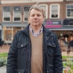 Een portretfoto van Gauke Veen op de markt in Steenwijk.