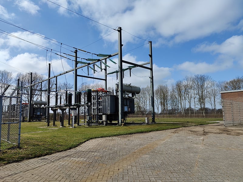 Het middenspanningsstation van Enexis bij Onna.