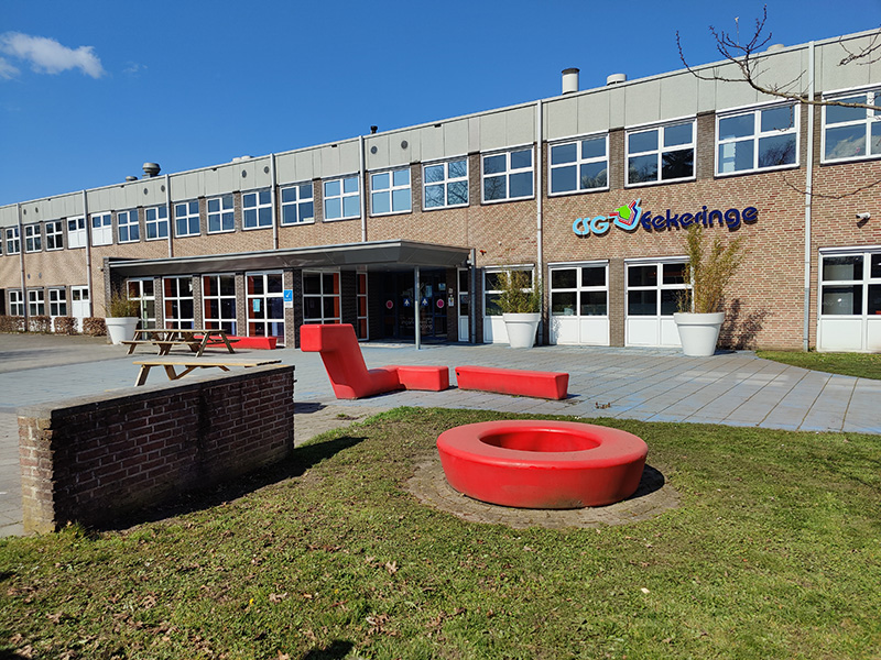Het schoolgebouw van CSG Eekeringe in Steenwijk met voorop het schoolplein.