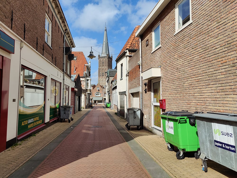 In de Kalverstraat in Steenwijk staan diverse containers onder het toeziend oog van de Steenwijker Toren.