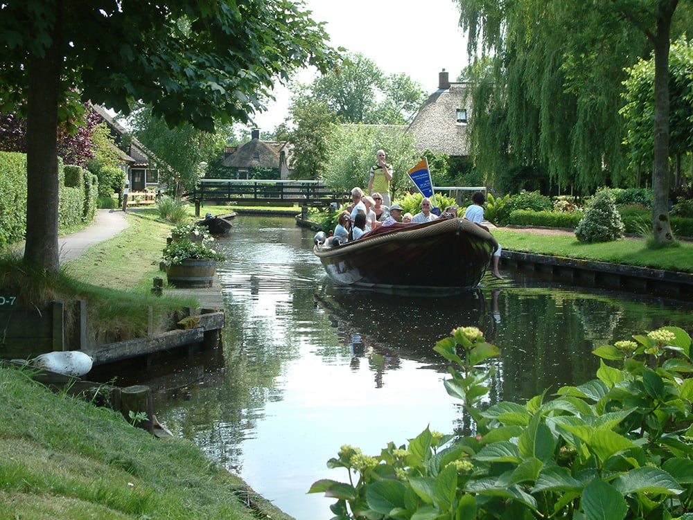 Een sloep vaart door Dwarsgracht heen.