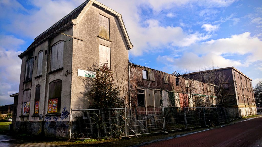 Het voormalige Welkooppand aan het Steenwijkerdiep in vervallen staat.