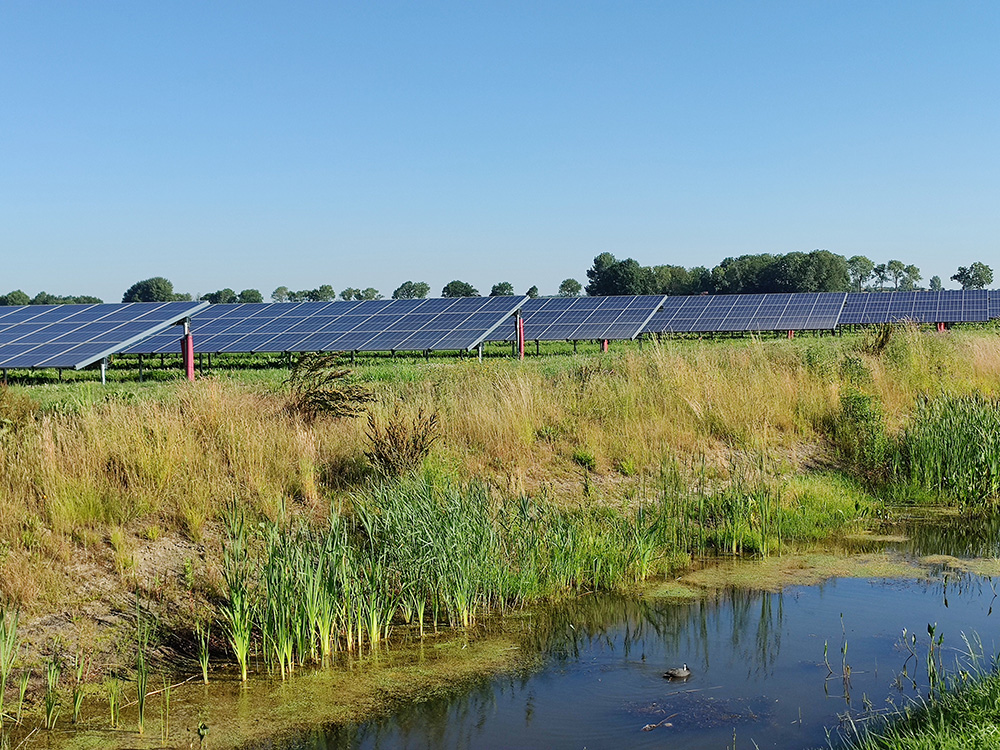 Zonneparkbij Emmeloord aan het water.