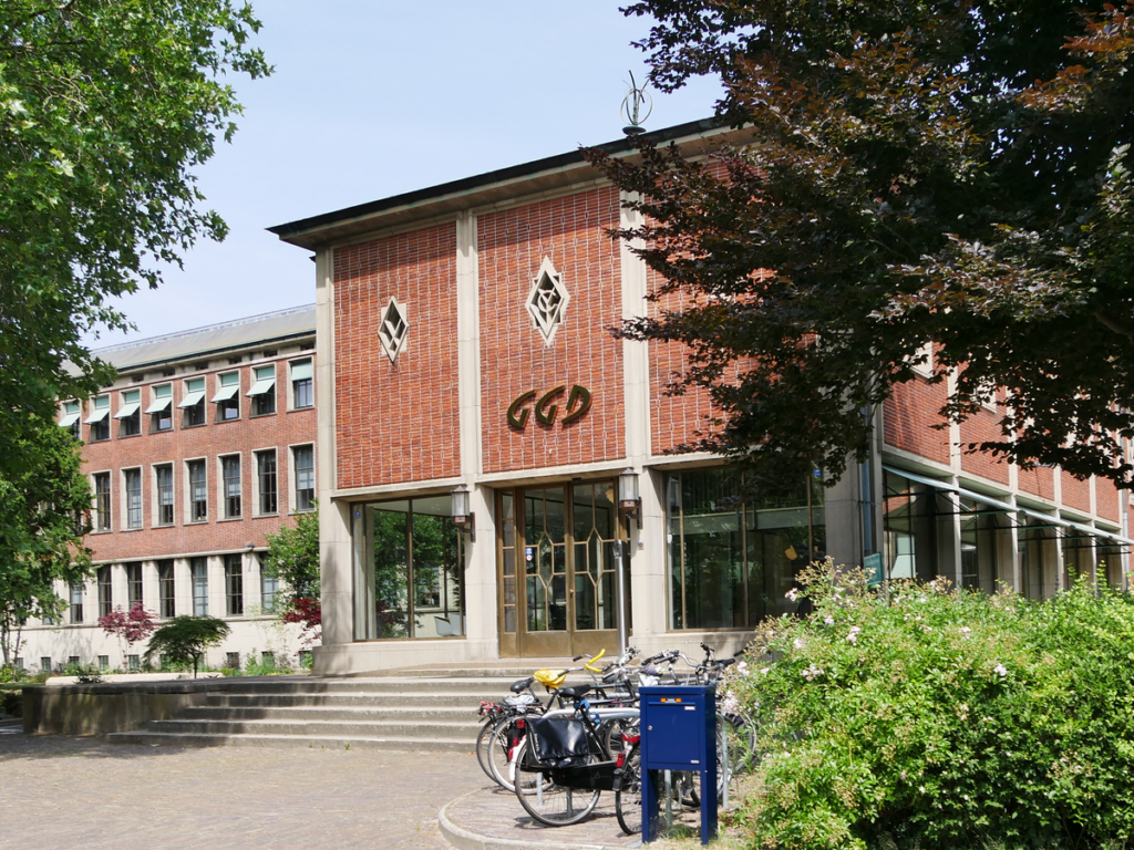 De entree van de GGD IJsselland in Zwolle.