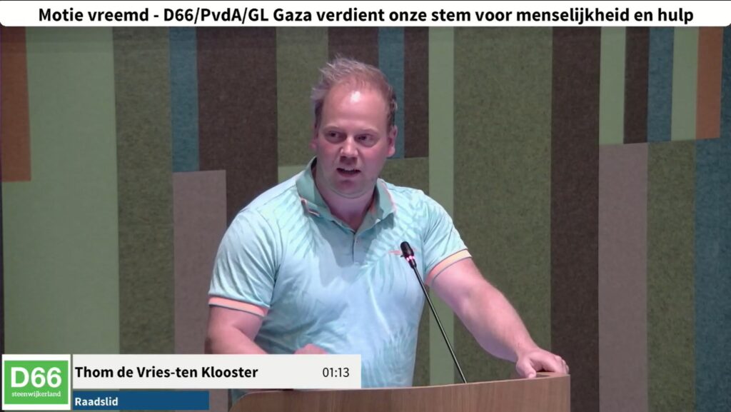 Thom de Vries tijdens de vergadering in Steenwijk.