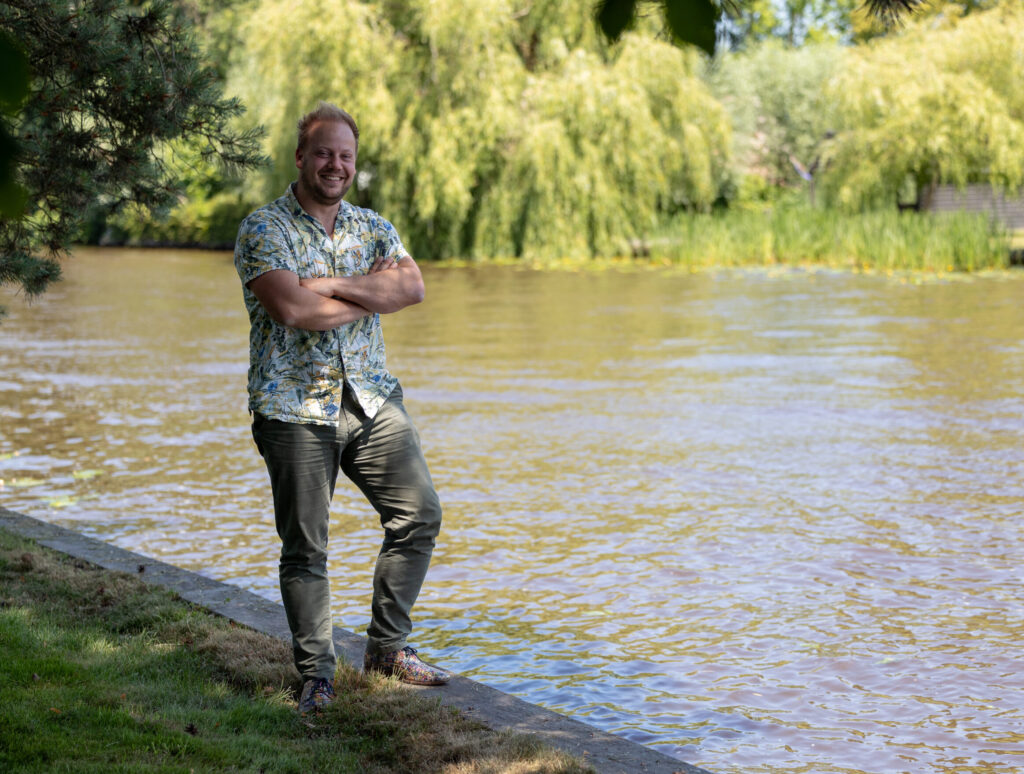 Foto van Thom de Vries aan het water.
