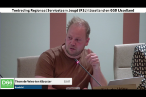 Thom de Vries tijdens de vergadering in Steenwijk.