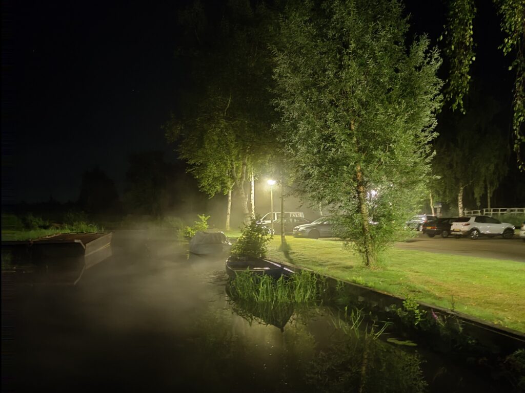Straatlantaarn aan het water bij de parkeerplaats.