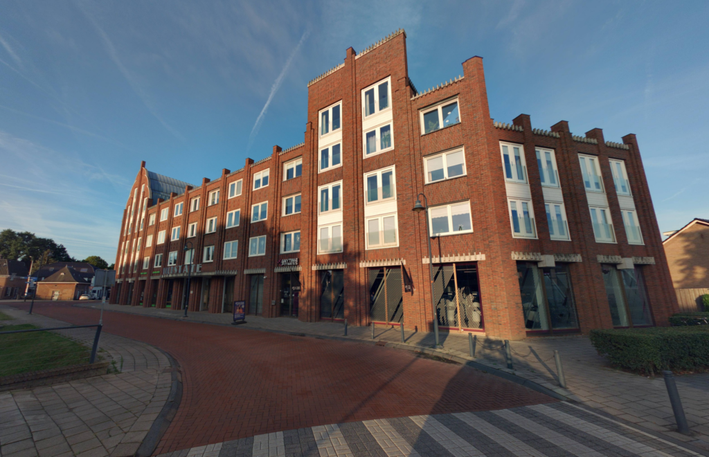 Gestapelde woning in Steenwijk boven een sportschool en bedrijven.