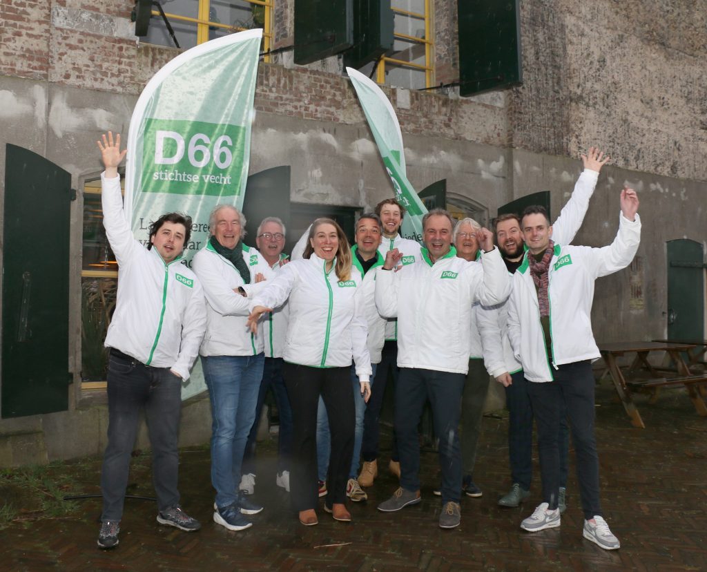 De 9 kandidaats-raadsleden van D66 juichend voor de ingang van Fort Nieuwersluis