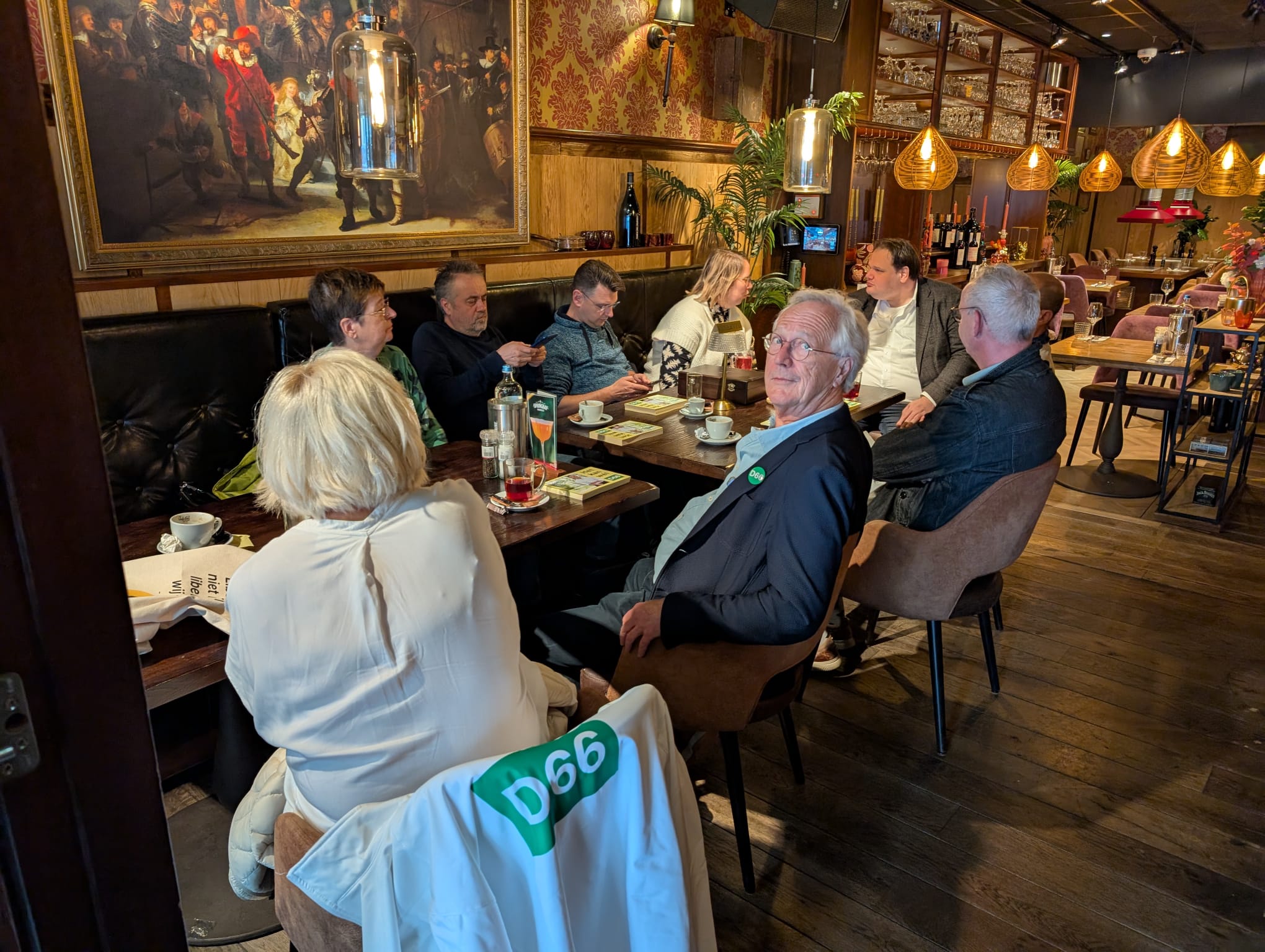 Bezoekers van het D66 Cafe in Tiel