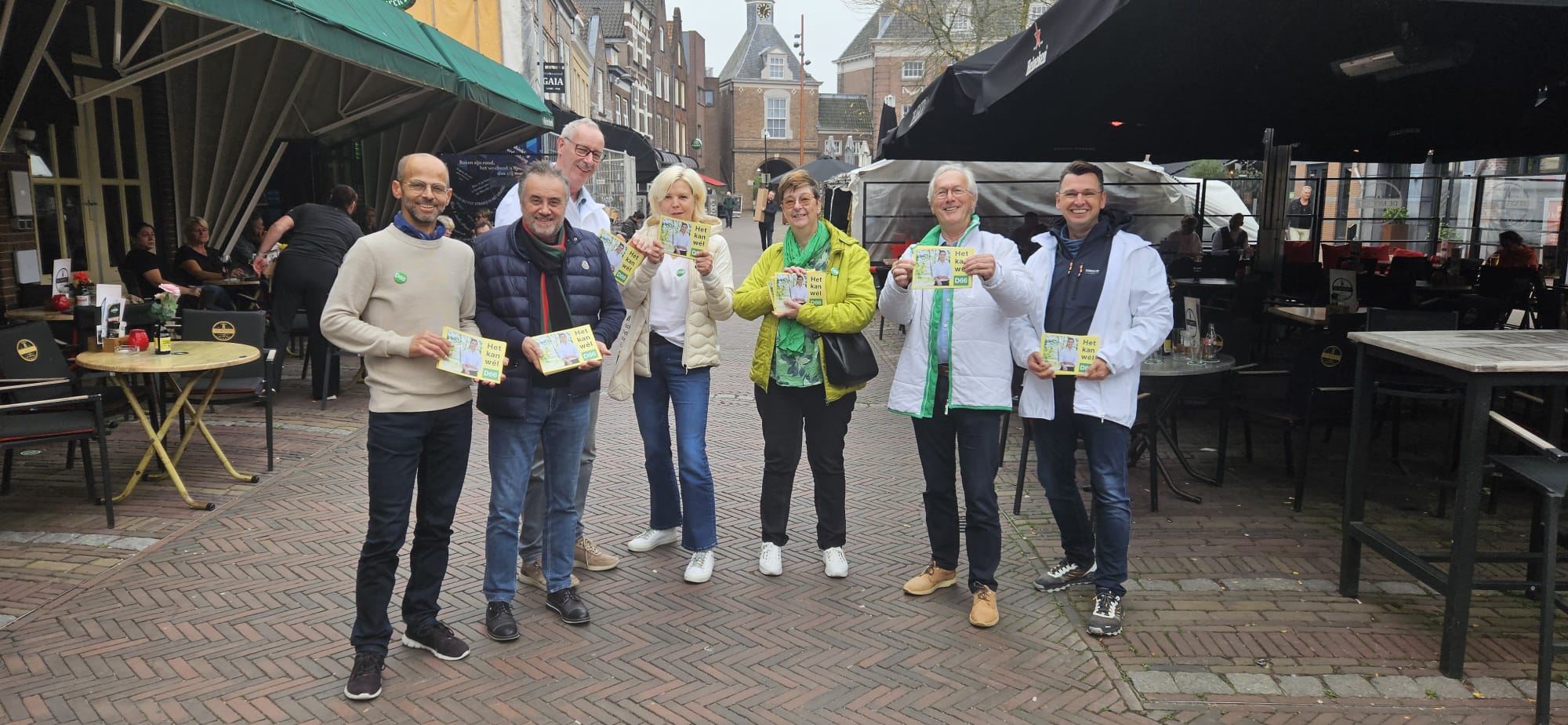 Het D66 team dat in Tiel met mensen op straat in gesprek ging