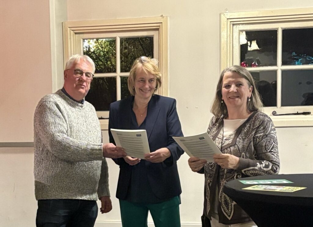 Wim Cassée overhandigt het programma aan lijsttrekker Karin Oyevaar (midden) en voorzitter Elisabeth van Oostrum