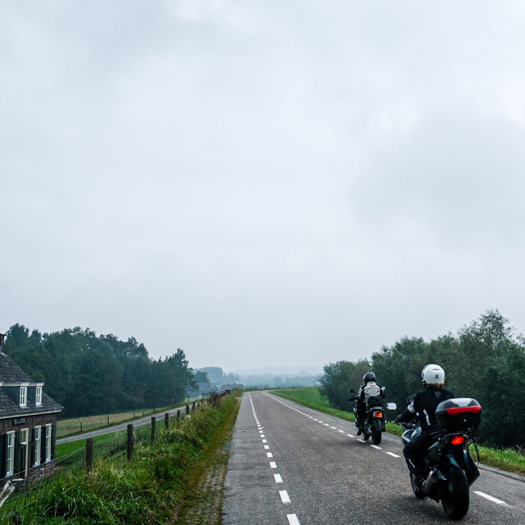 Motorrijders op de Lekdijk in Amerongen