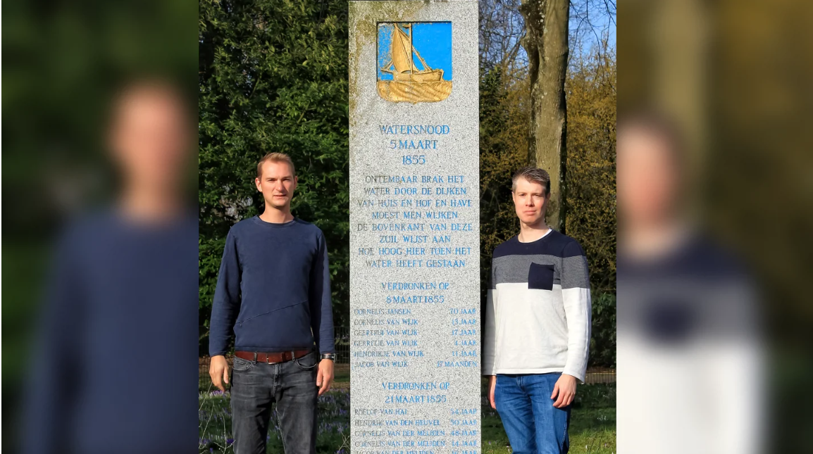 Jelle Hordijk (30) en Sjirk Visser (40), Veenendaalse kandidaten voor Water Natuurlijk Vallei en Veluwe bij het monument voor de watersnoodramp van 5 maart 1855 in Veenendaal. 