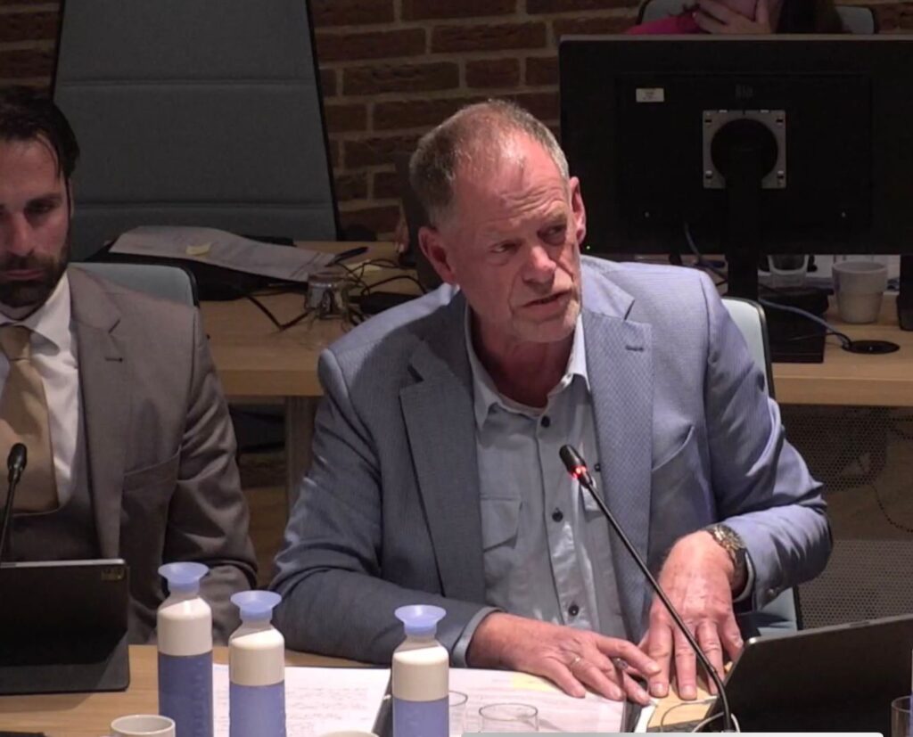 Raadslid Cees Vis tijdens de bespreking van de motie