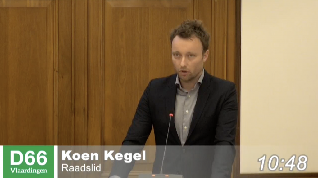 Koen Kegel spreekt over het opvangen van vluchtelingen, tijdens de Vlaardingse gemeenteraad op 7 maart 2022