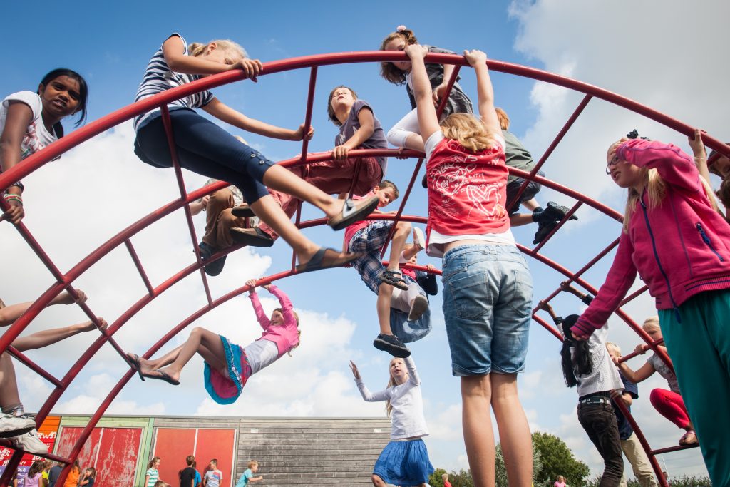 Jeugd op speelrek