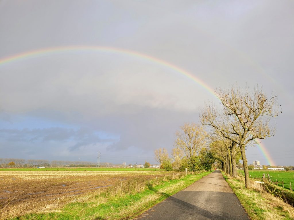 Een regenboog verschjint boven Wageningen