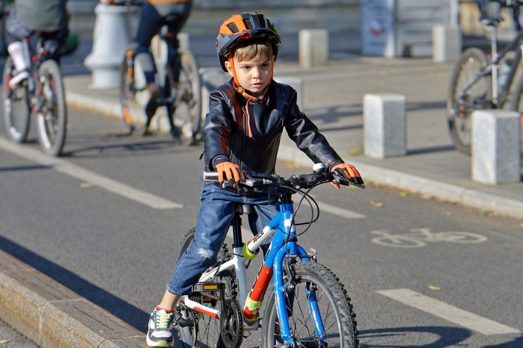 schoolstraat kind op fiets