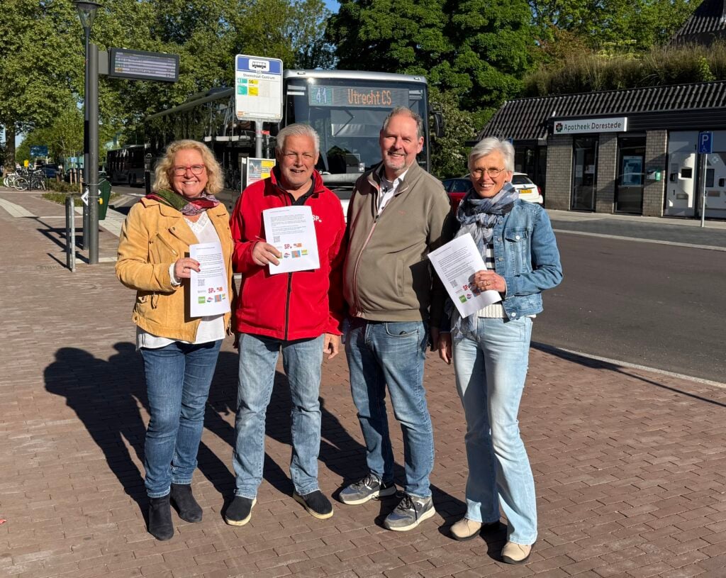 Op straat met flyers, namens de gezamenlijke politieke partijen vlnr Marijke Dekker (D66), Ron Meinema (SP), Willem Brock (SW) en Marie-Rose van Lieshout (D66)