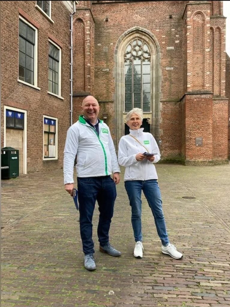 Bart en marie-Rose op het marktplein voor de kerk